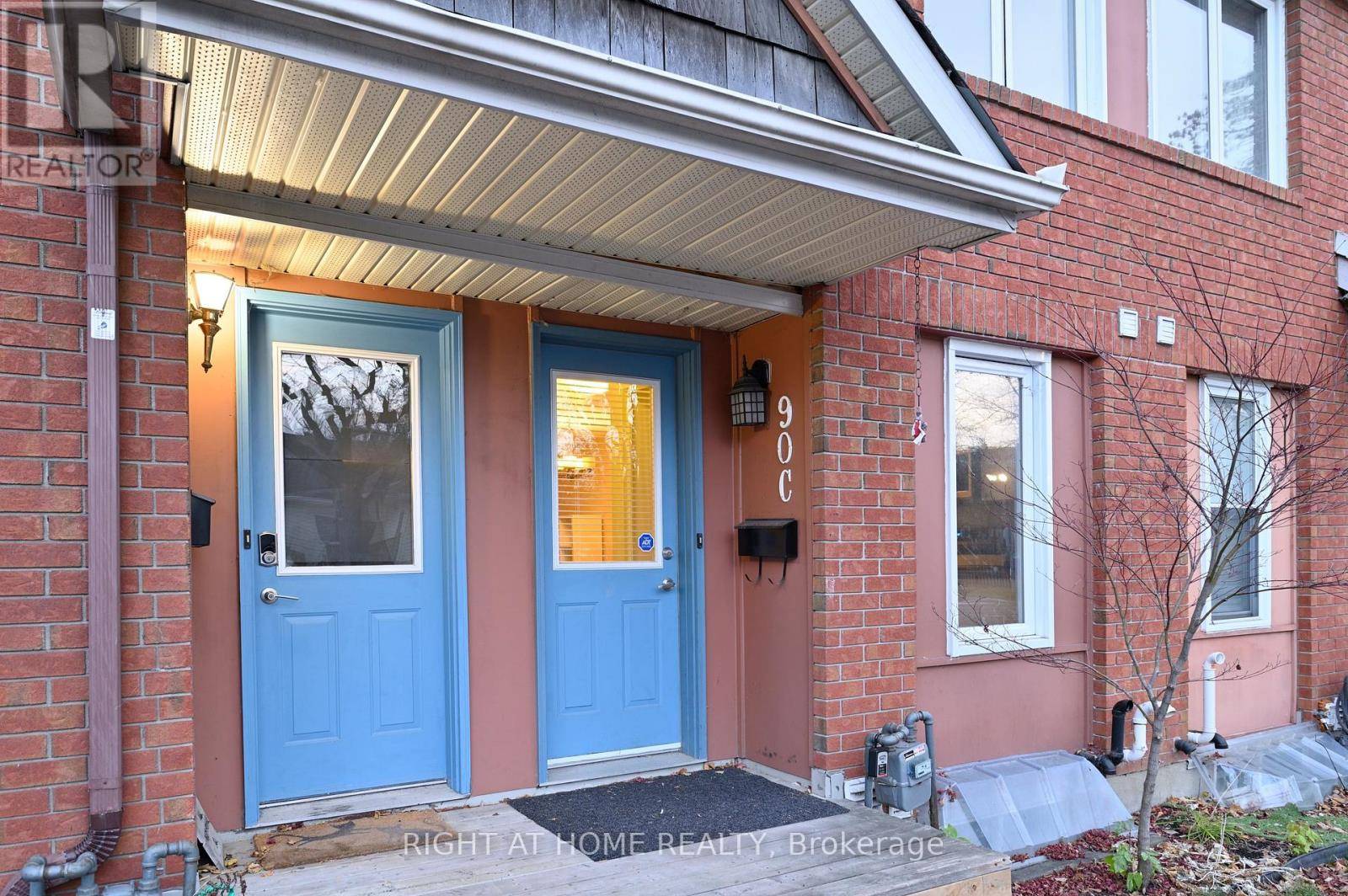Ottawa, ON K1N6X3,90 TEMPLETON ST #C