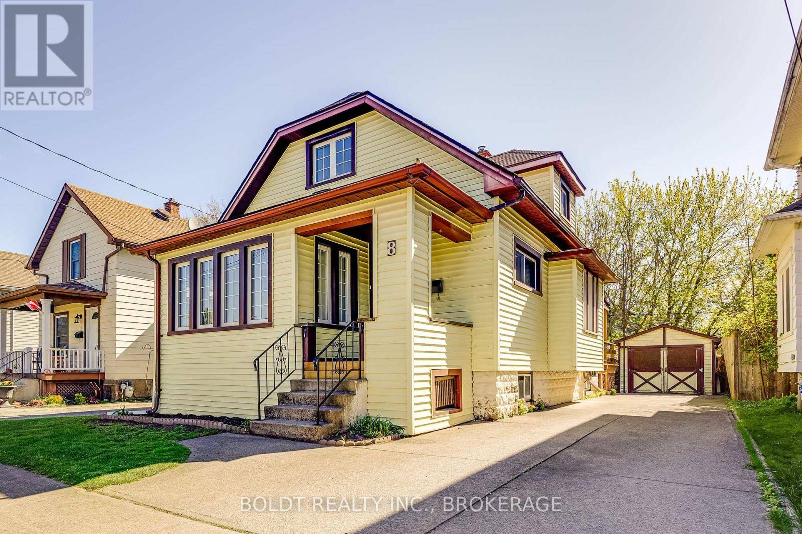 St. Catharines (e. Chester), ON L2P3B8,8 CHELSEA STREET