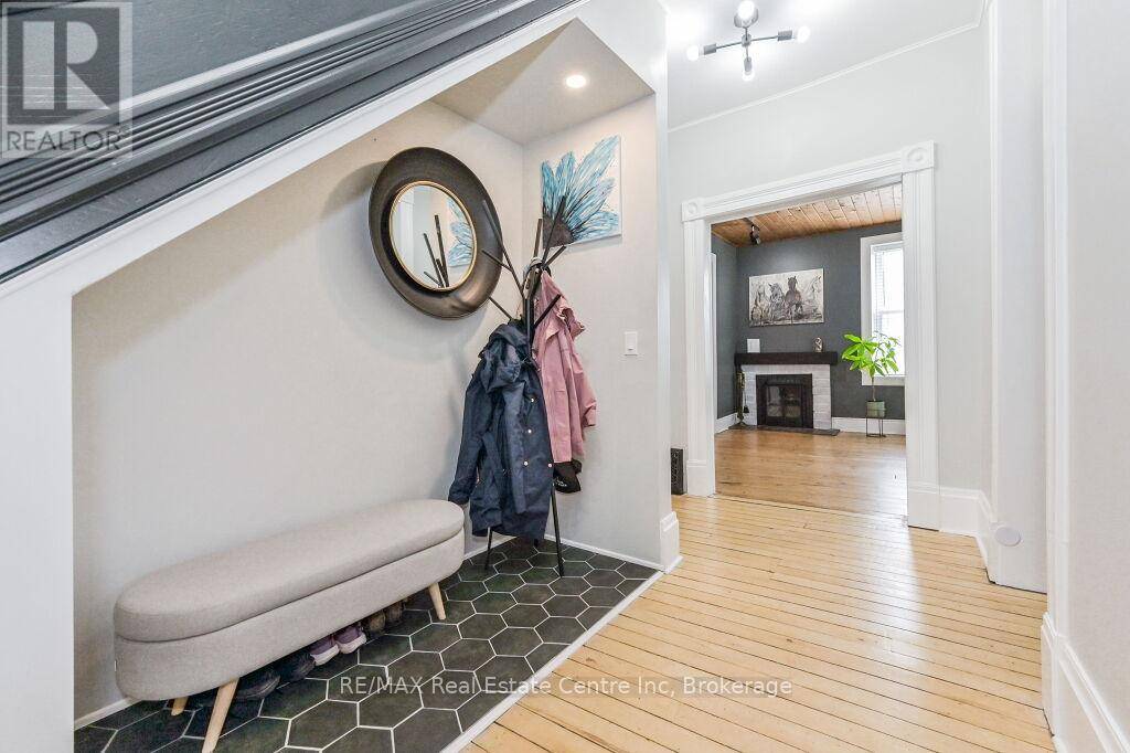 Centre Wellington (fergus), ON N1M1V3,180 UNION STREET W