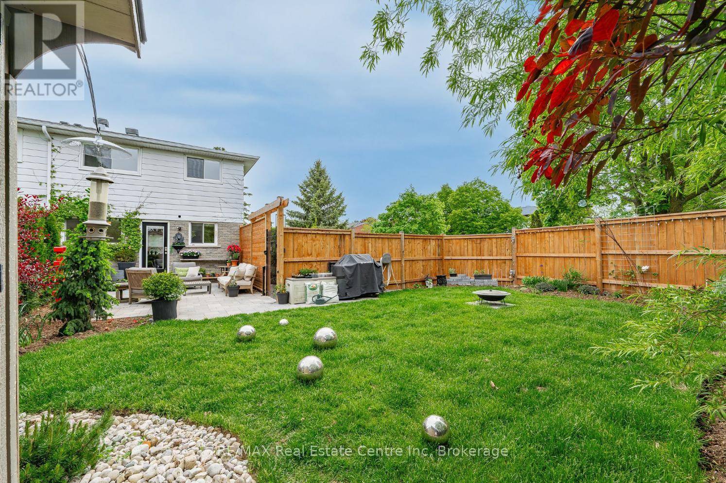 Guelph (dovercliffe Park/old University), ON N1G1T8,612 COLLEGE AVENUE W
