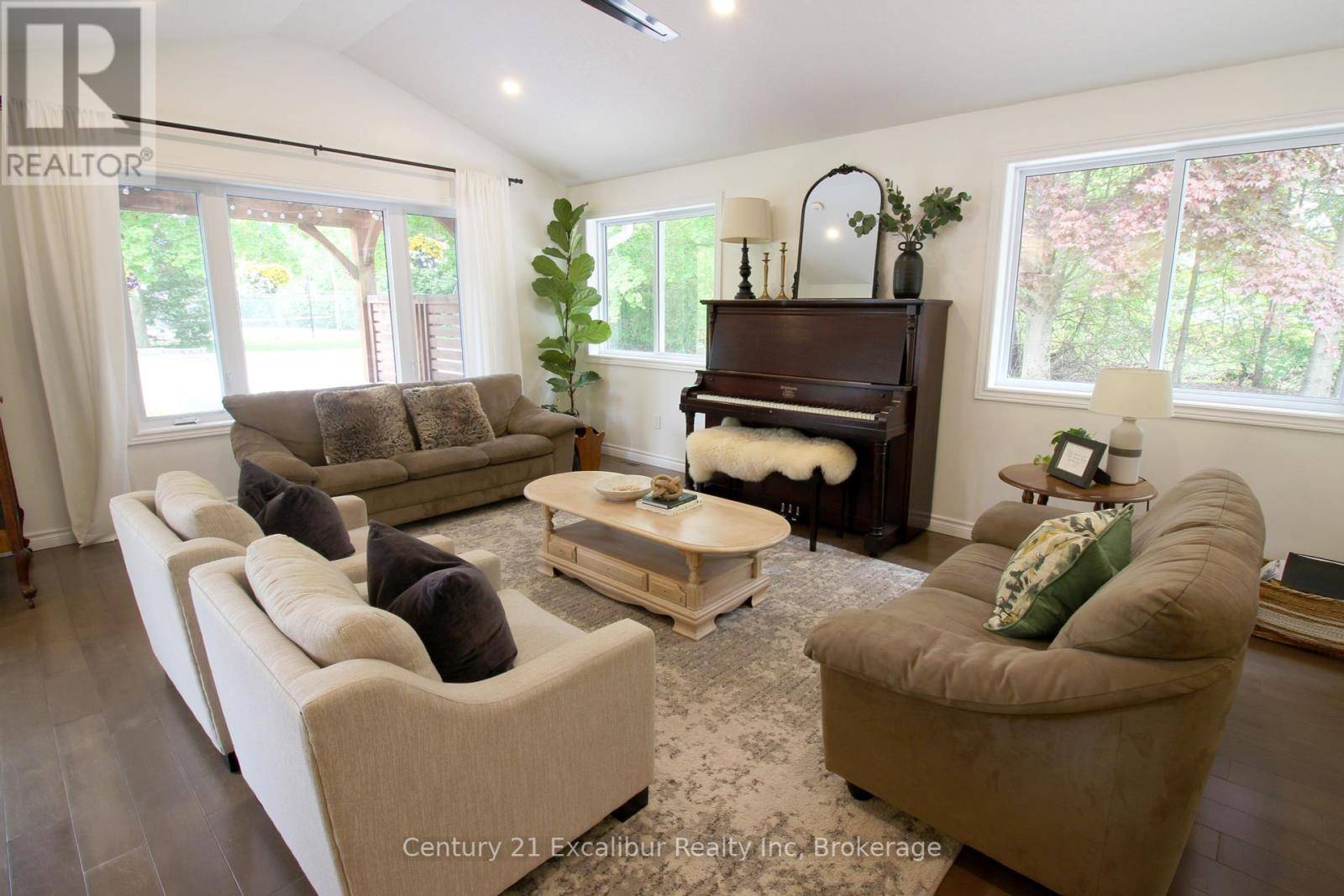 Centre Wellington, ON N1M2W5,8043 ERAMOSA GARAFRAXA TL