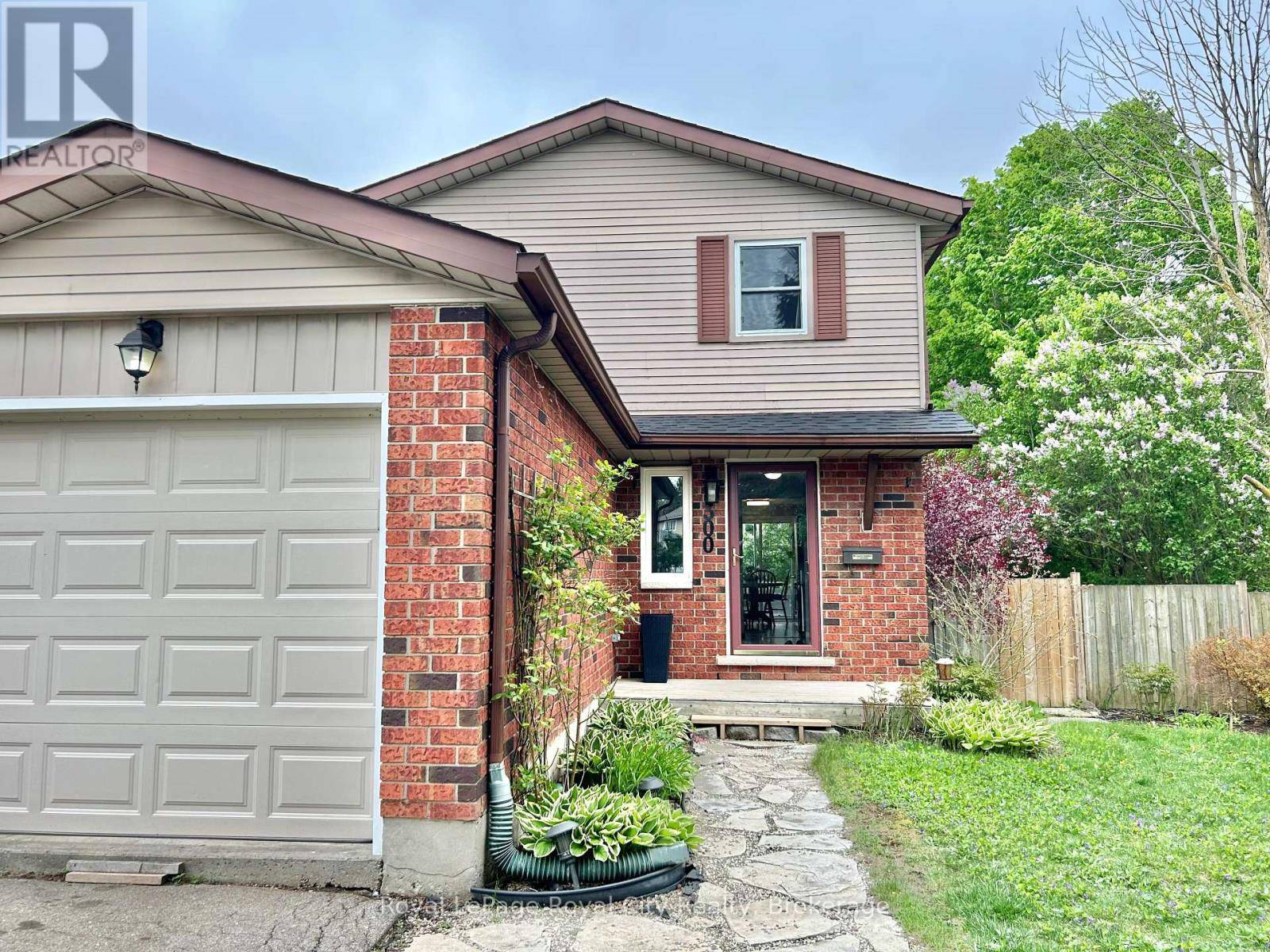 Centre Wellington (fergus), ON N1M3L5,300 STRATHALLAN STREET