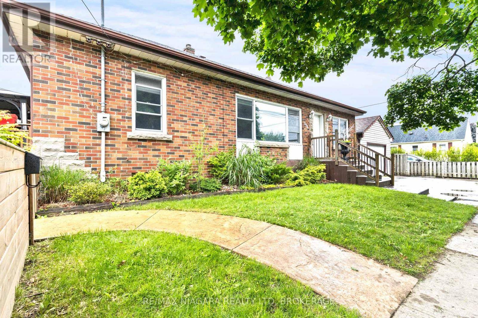 Welland (lincoln/crowland), ON L3B1R6,272 WALLACE AVENUE S
