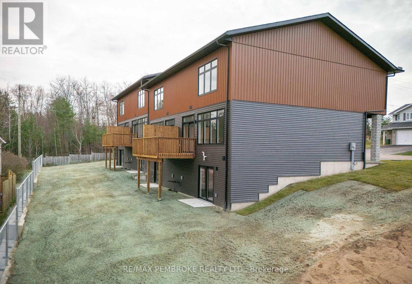 Petawawa, ON K8H3N4,9 NORTHBROOK STREET