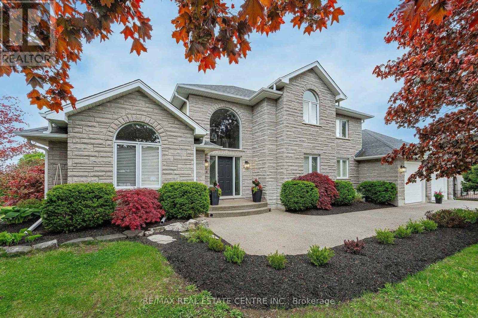 Cambridge, ON N1R5S3,1 BROWN AVENUE