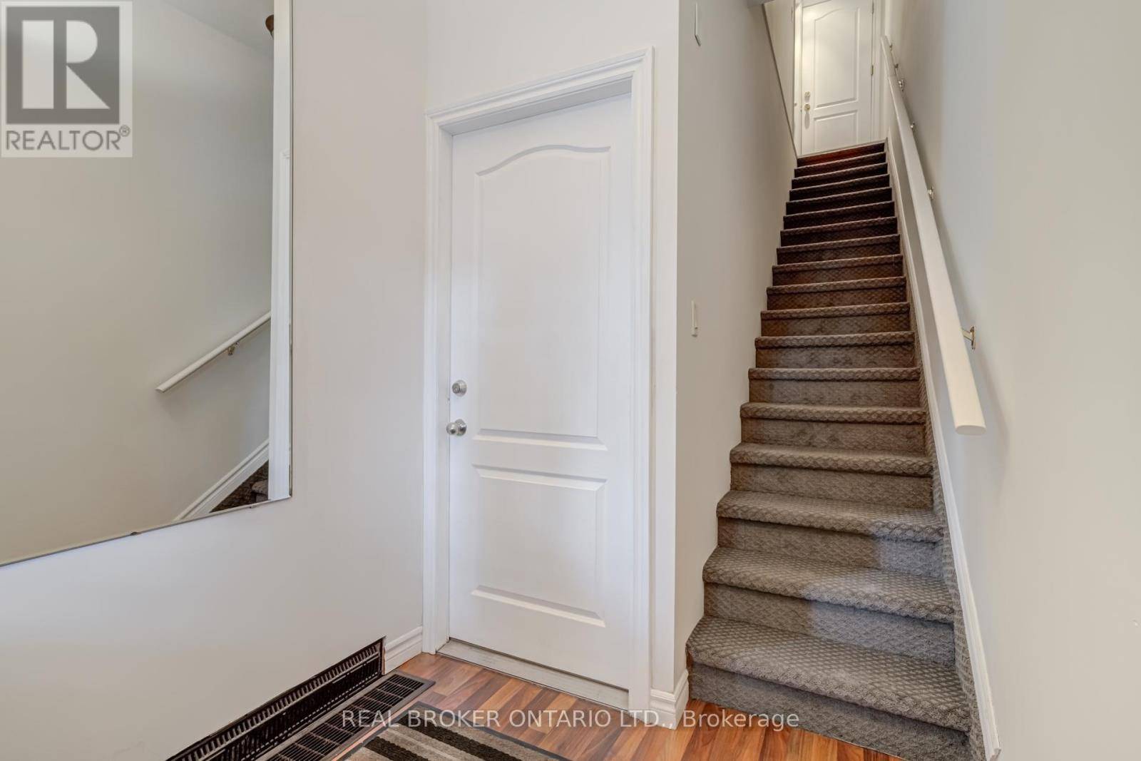 Hamilton (corktown), ON L8N1V1,55 YOUNG STREET