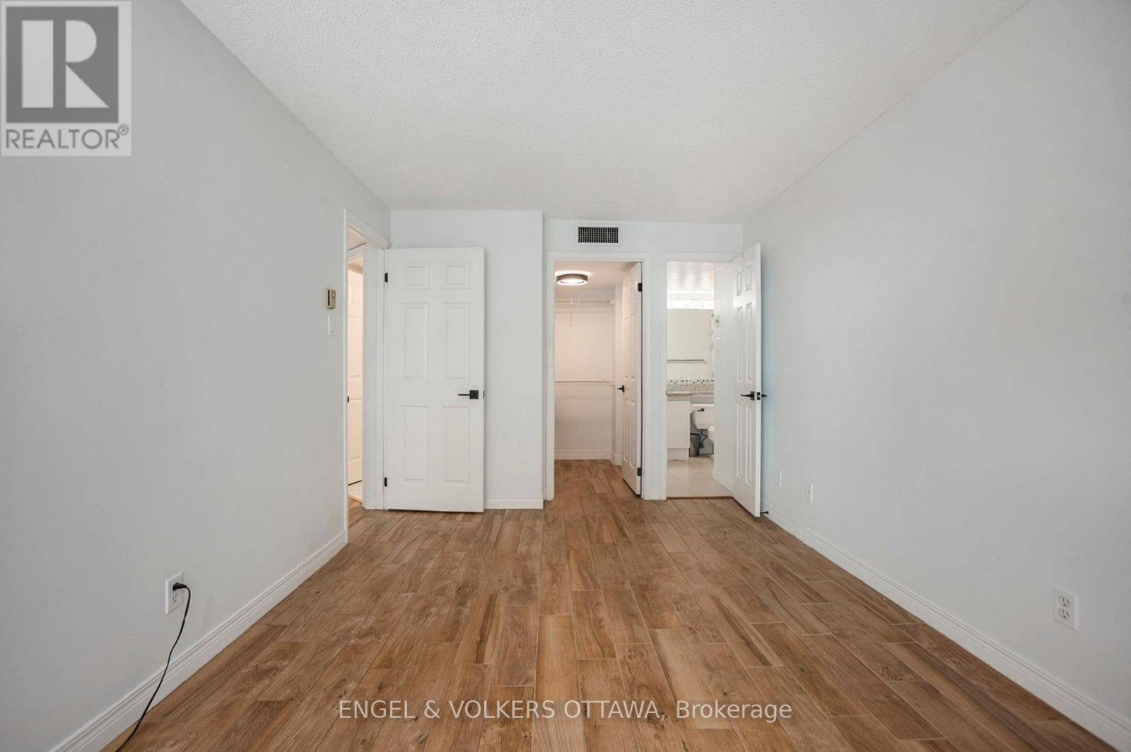 Ottawa, ON K1S5N3,550 Cambridge ST South #507