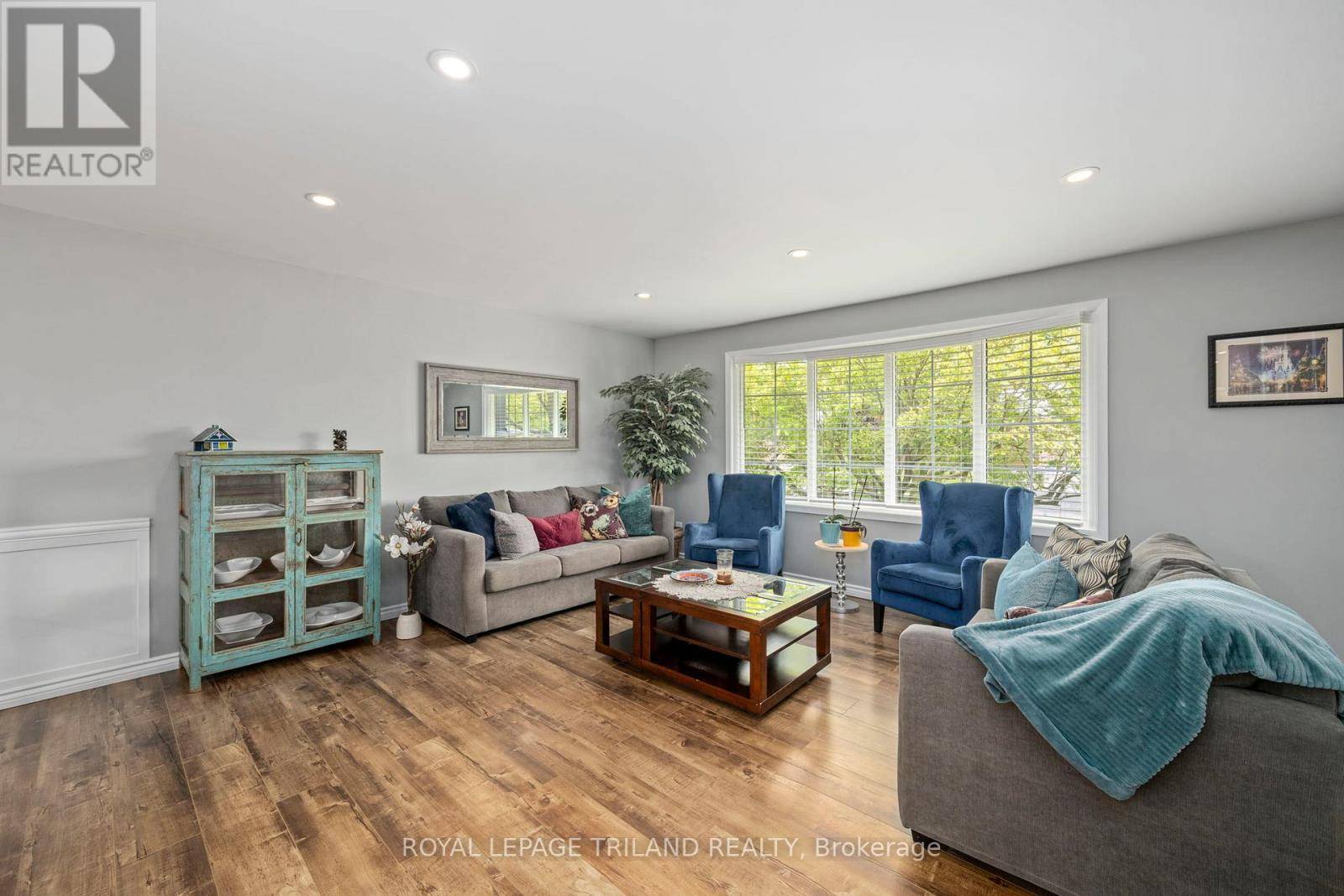 London South (south O), ON N6J2X2,93 ST LAWRENCE BOULEVARD