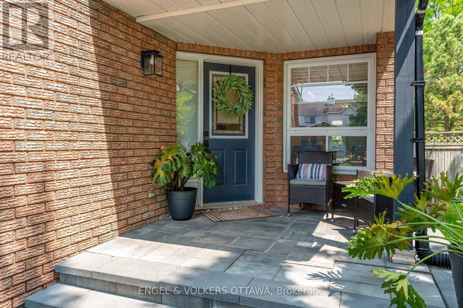 Ottawa, ON K2G5Z7,92 MARKLAND CRESCENT
