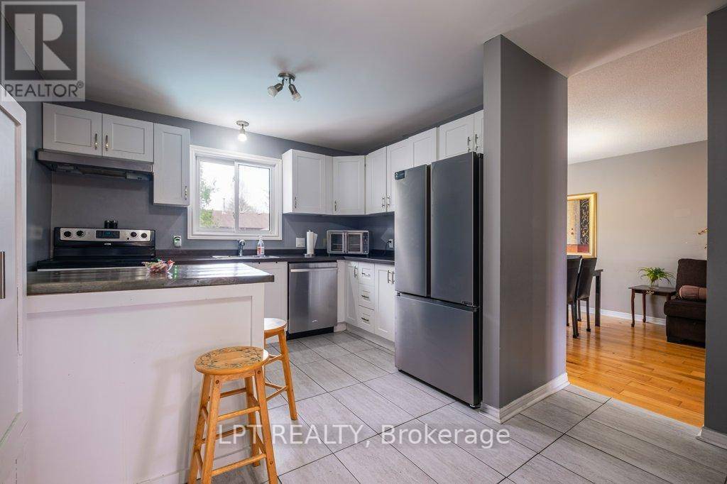 Kingston (east Gardiners Rd), ON K7M8C3,304 SUNRISE CRESCENT