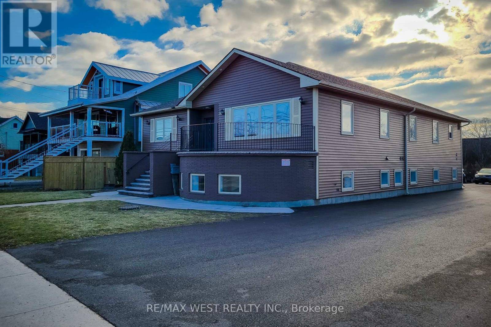 Hamilton (hamilton Beach), ON L8H6V9,180 BEACH BOULEVARD