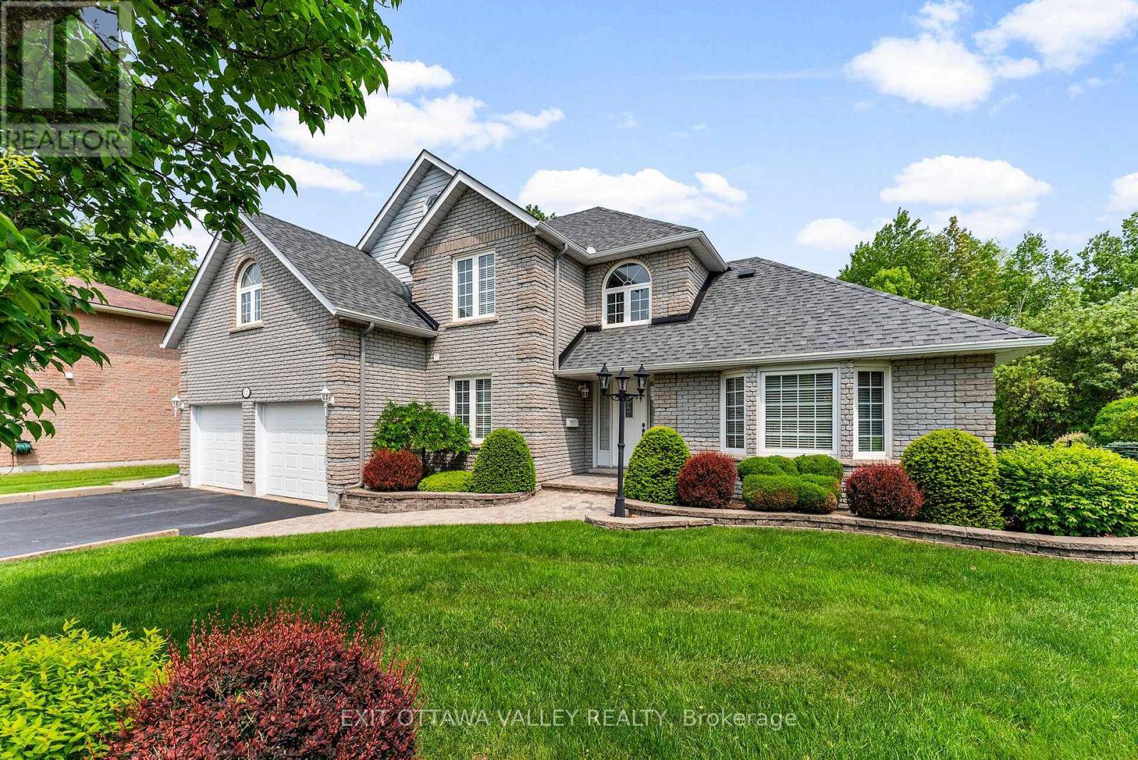 Pembroke, ON K8A8K1,127 OWENS STREET