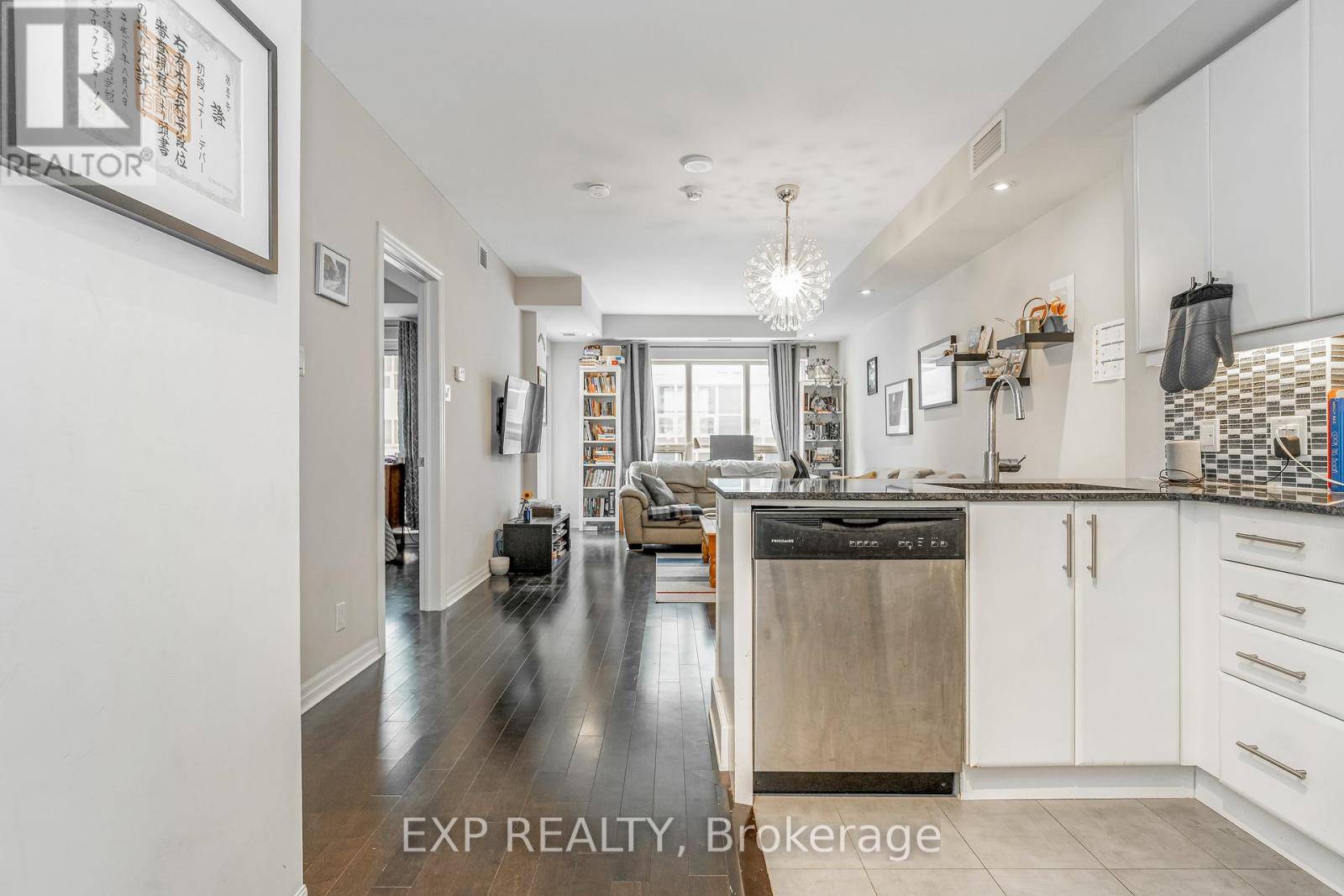 Ottawa, ON K1N0B7,242 Rideau ST #2606
