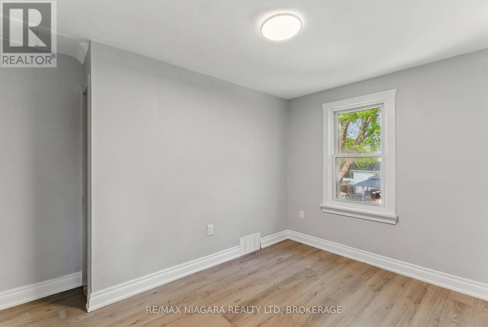 Welland (lincoln/crowland), ON L3B1N8,290 Scholfield AVE South #Upper