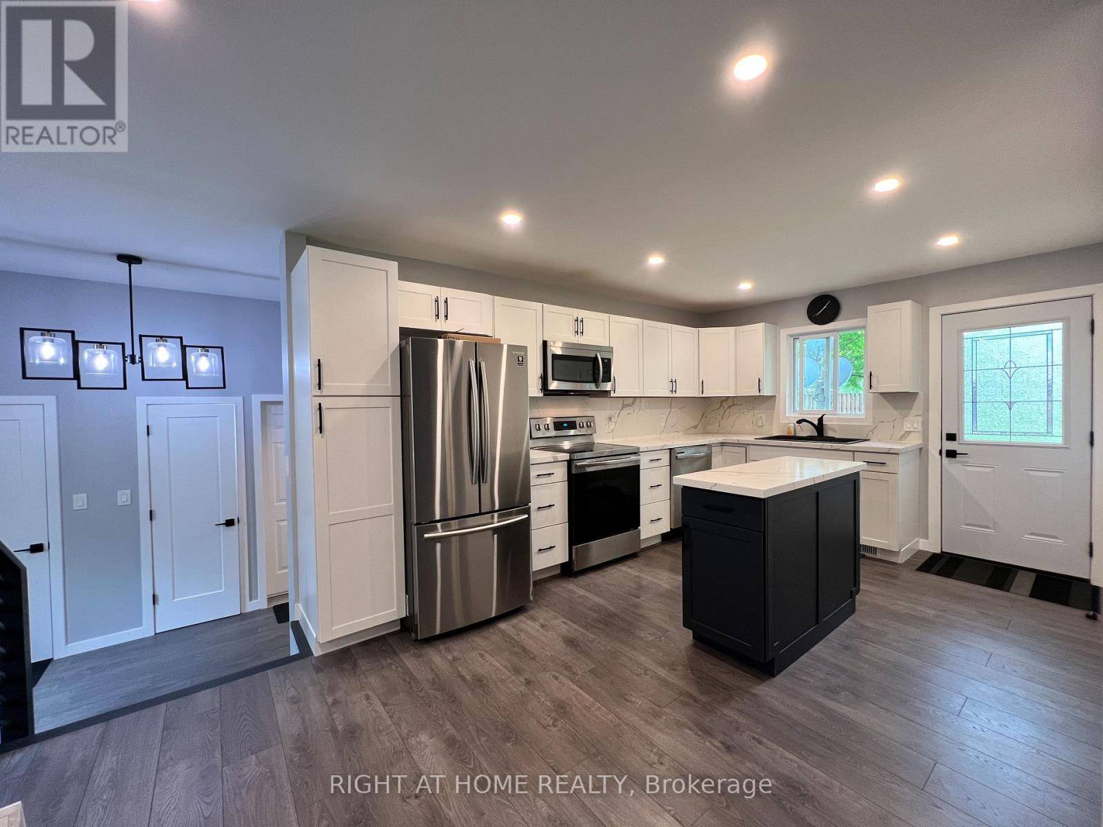 Gravenhurst (muskoka (s)), ON P1P1B2,215 WELLINGTON STREET