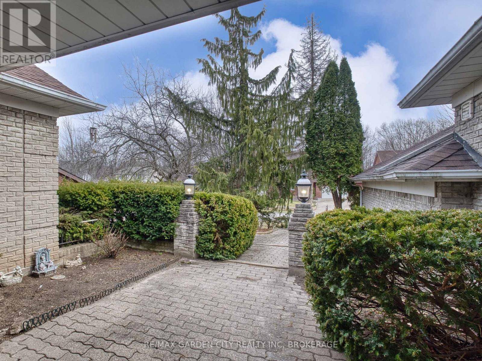 St. Catharines (glendale/glenridge), ON L2T3Y9,61 TREMONT DRIVE