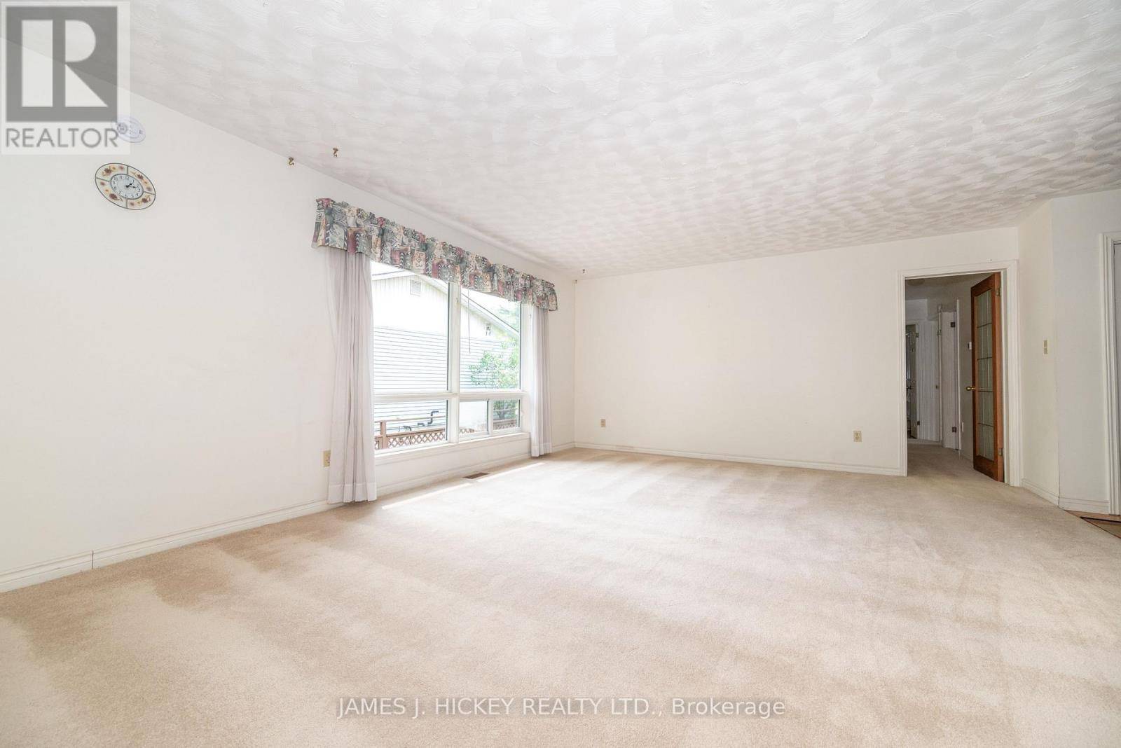 Deep River, ON K0J1P0,11 BANTING DRIVE