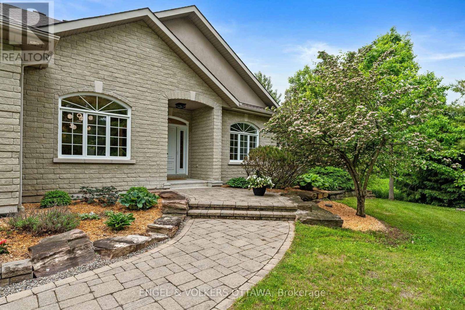 Ottawa, ON K4P1M9,6196 ELKWOOD DRIVE