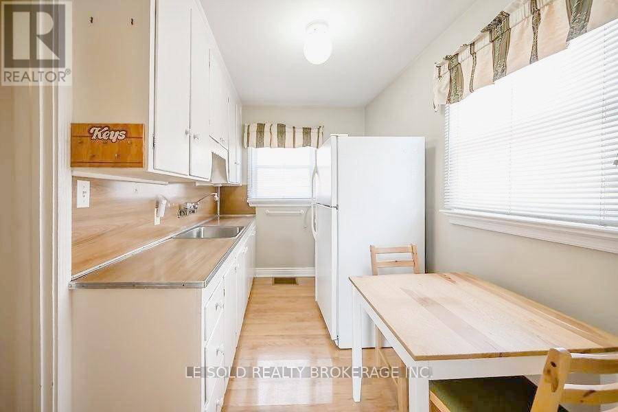 Hamilton (ainslie Wood), ON L8S3A2,112 Leland ST #Upper