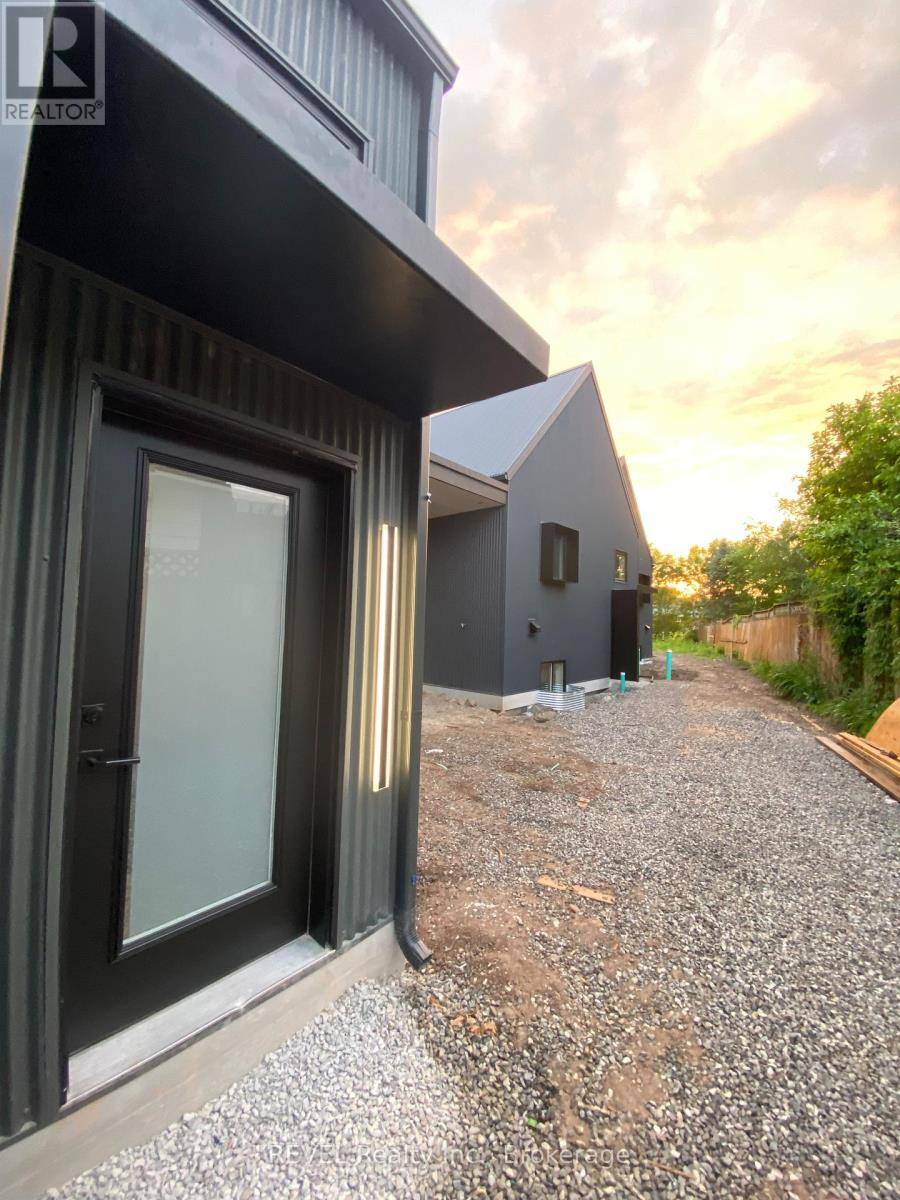 Niagara Falls (cherrywood), ON L2E1X5,5361 Valley Way #Unit 2