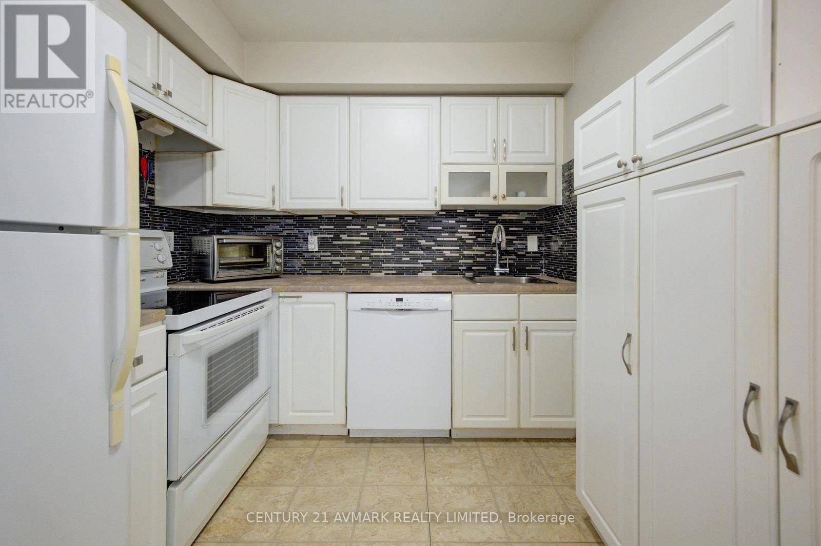 St. Catharines (carlton/bunting), ON L2M7W9,78 Roehampton AVE #205