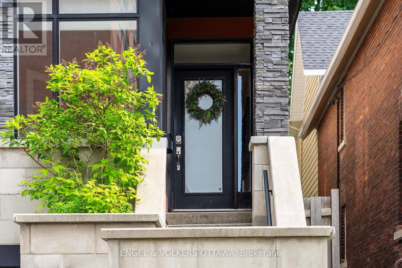Ottawa, ON K1S1W9,82 PRETORIA AVENUE
