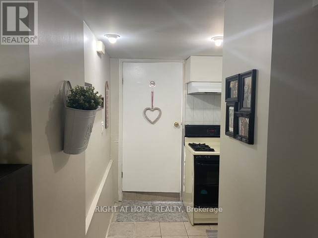 Hamilton (ainslie Wood), ON L8S2X4,52 EMERSON STREET