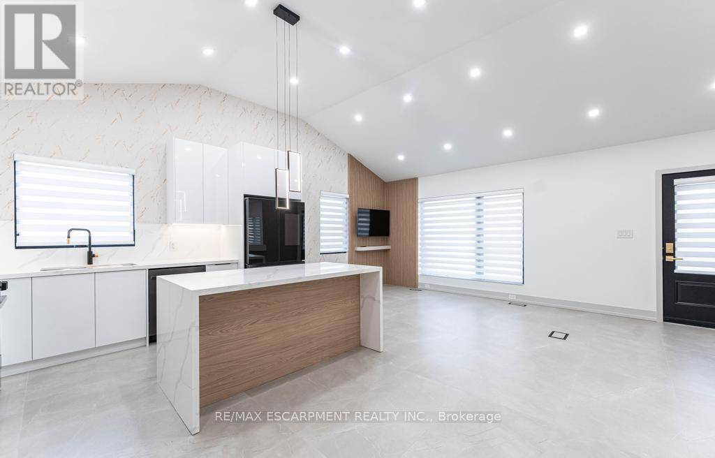 Hamilton (stoney Creek), ON L8E1S5,174 ROXBOROUGH AVENUE