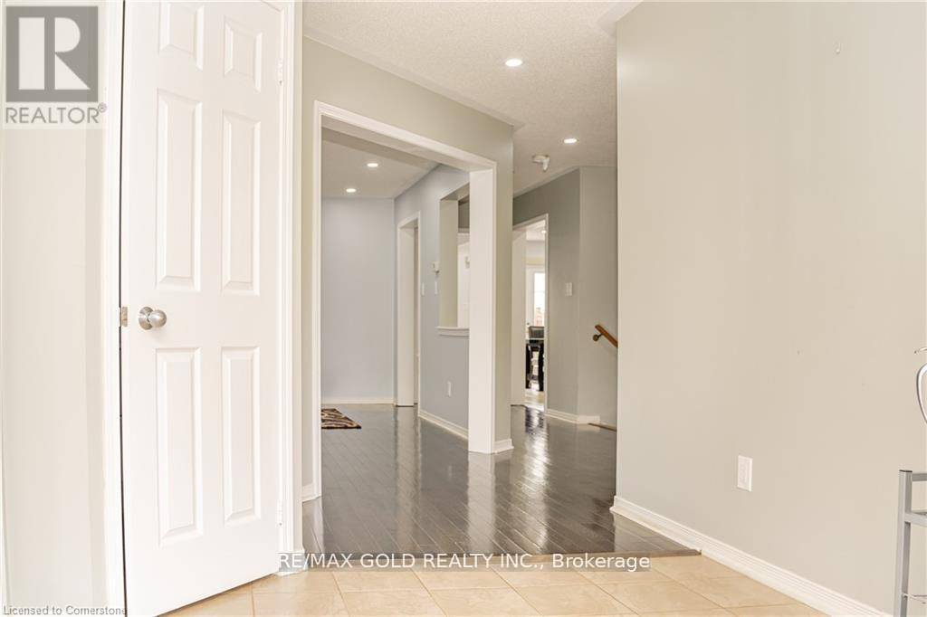 Brantford, ON N3S0E2,217 THOMAS AVENUE