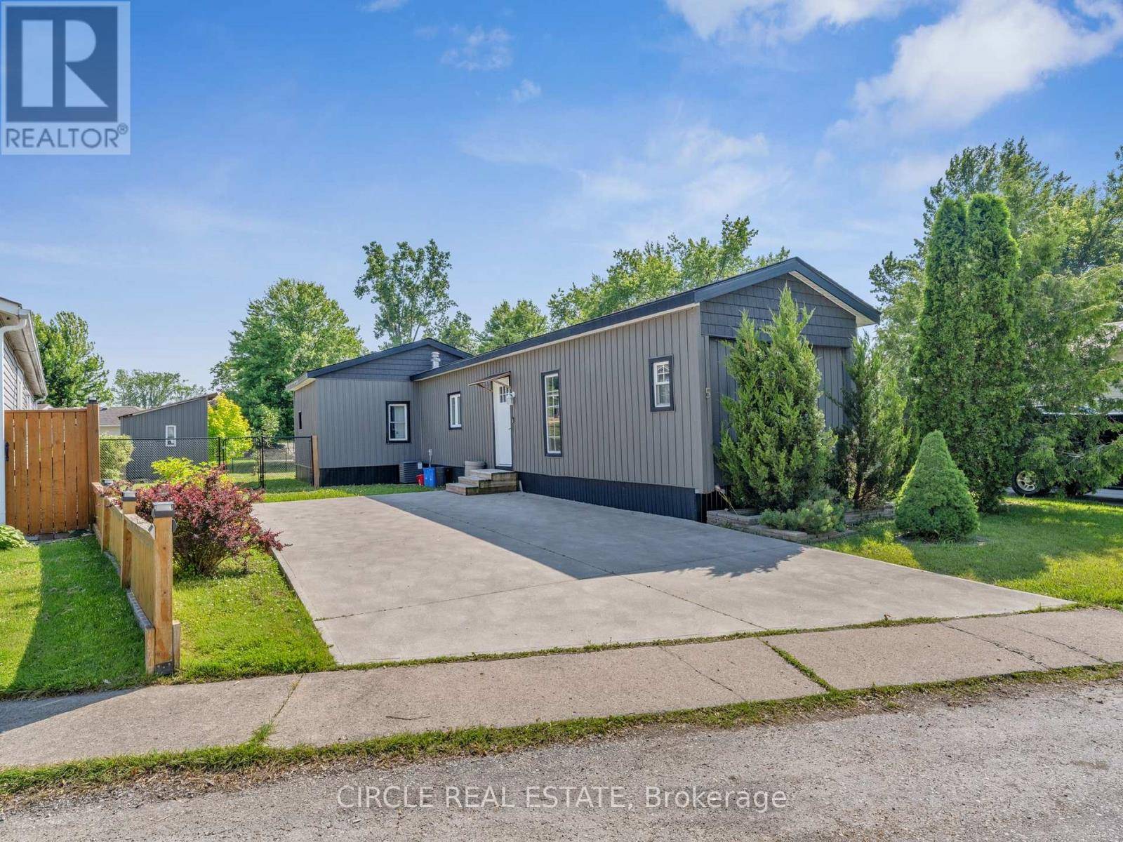 Essex, ON N0R1J0,5 MAPLE DRIVE