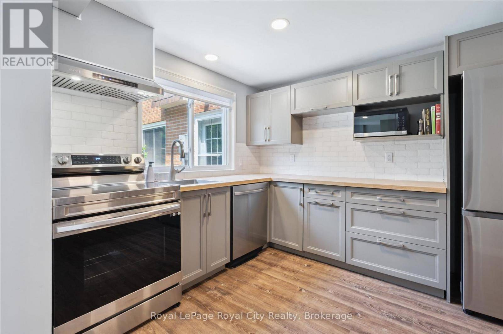 Guelph (victoria North), ON N1E3K7,120 Country Club DR West #16