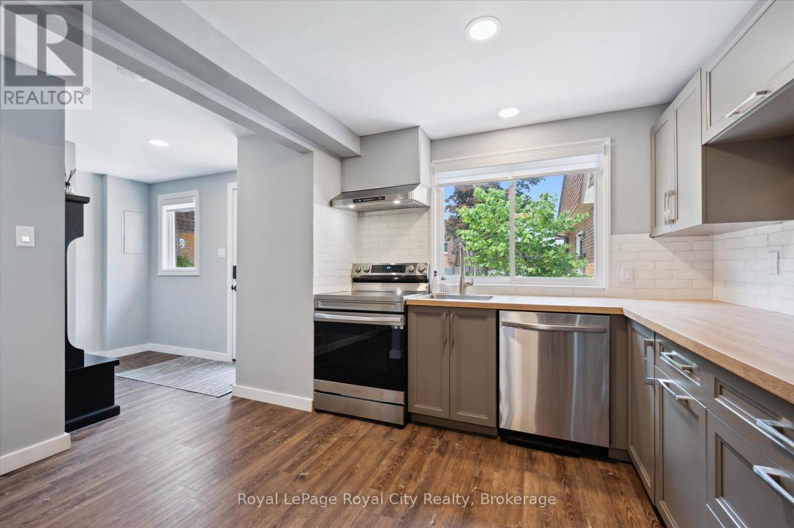 Guelph (victoria North), ON N1E3K7,120 Country Club DR West #16