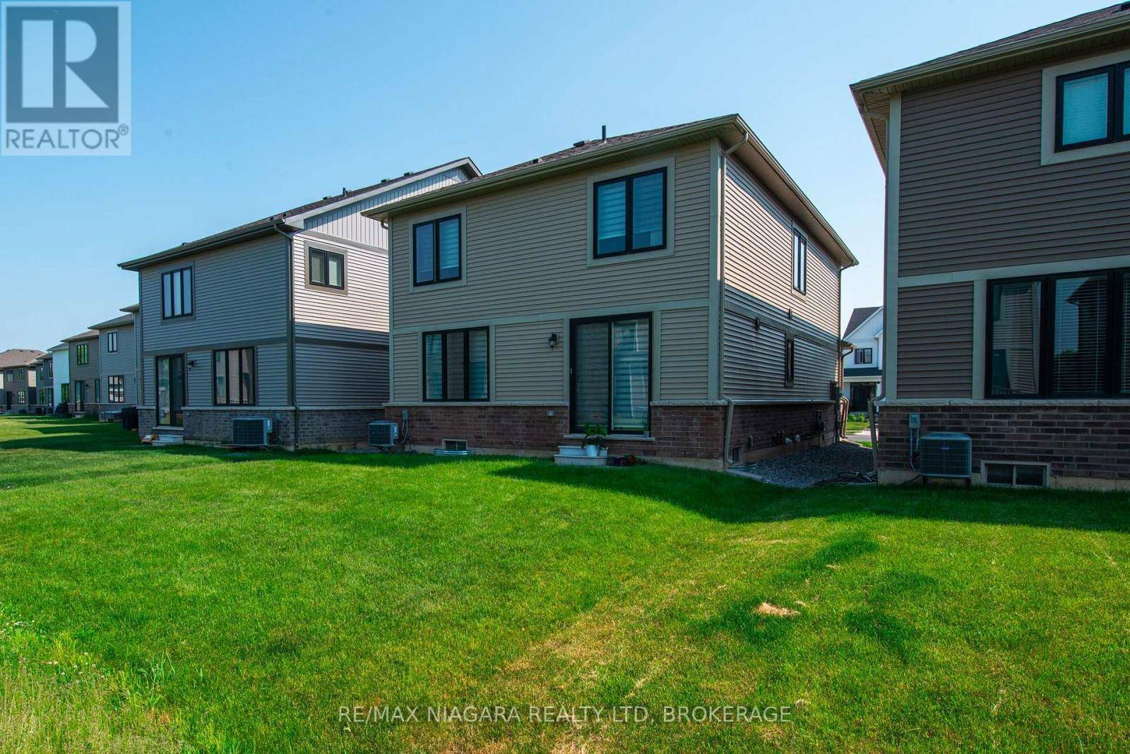 Hamilton (mount Hope), ON L0R1W0,100 BLACKBIRD WAY