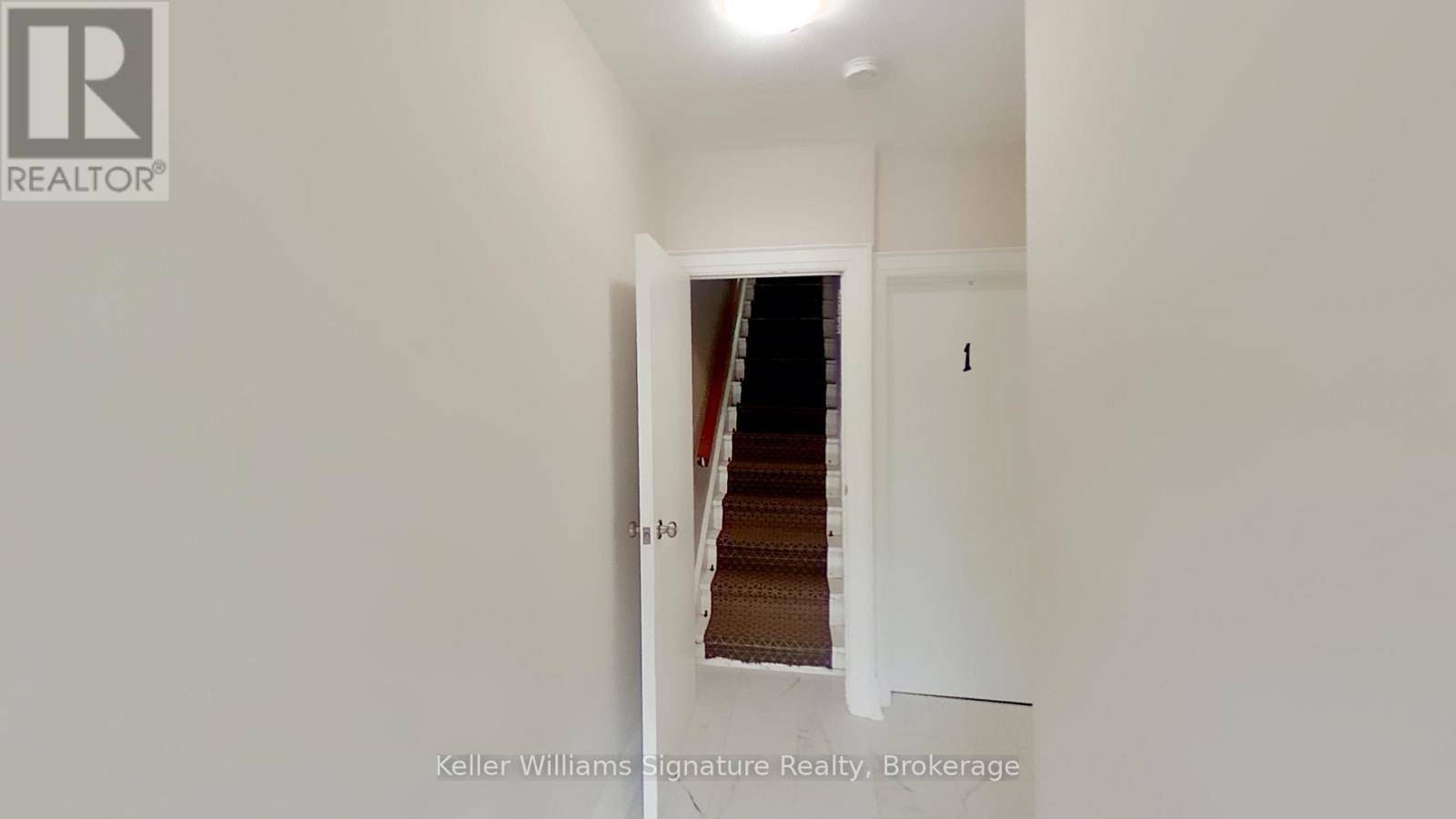 Hamilton (crown Point), ON L8L7P4,104 Rosslyn AVE North #2