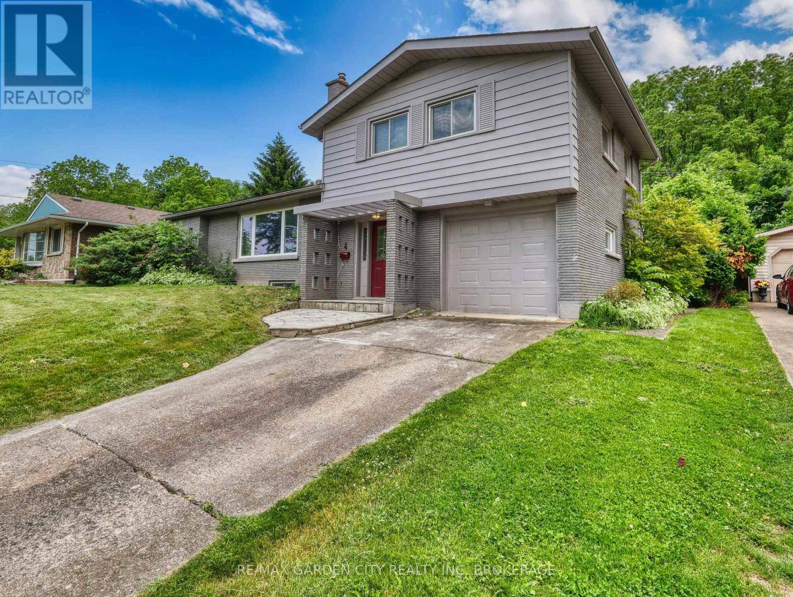 St. Catharines (burleigh Hill), ON L2T1V4,4 ROCKDALE AVENUE