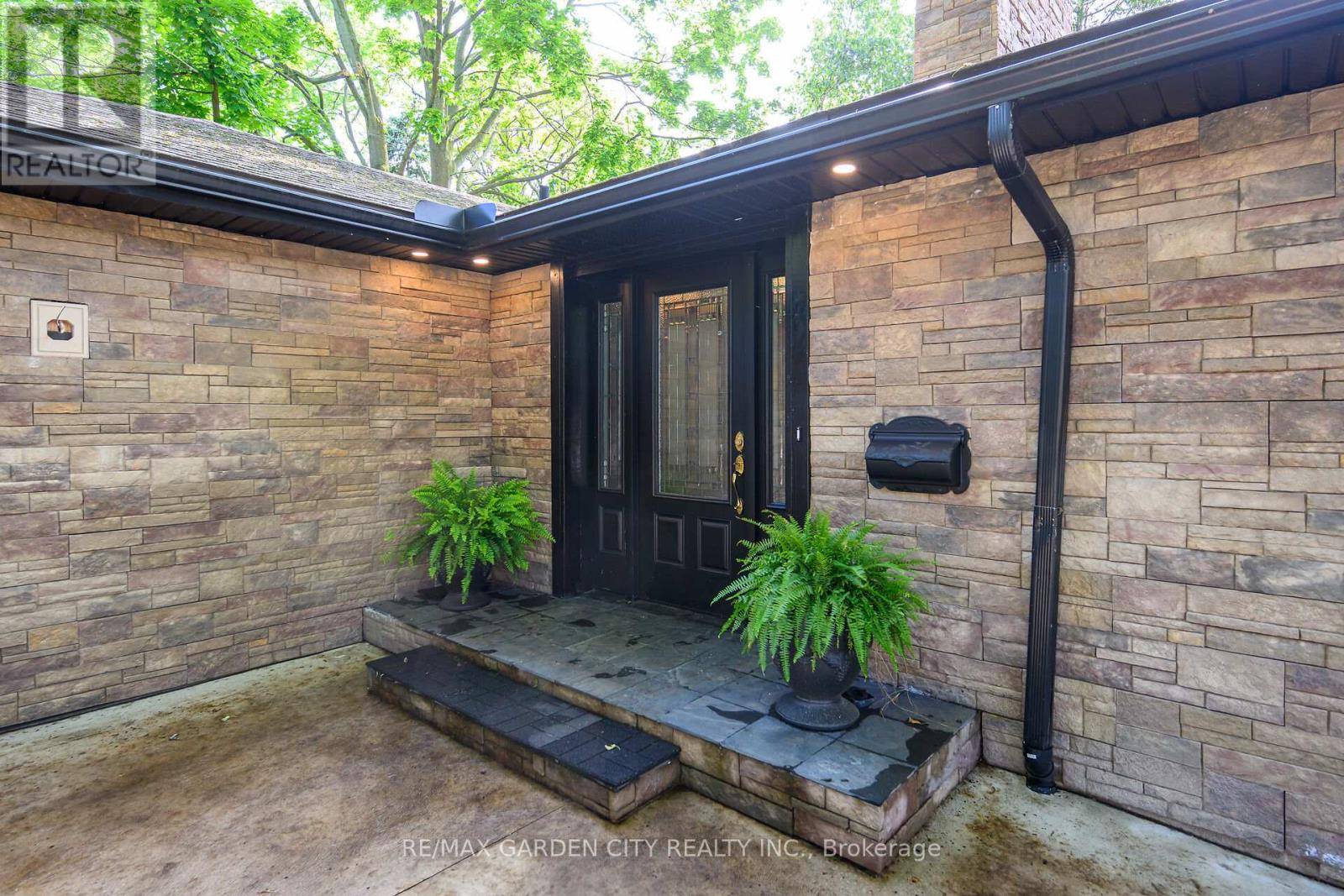 Hamilton (westdale), ON L8S3R5,16 FREELAND COURT