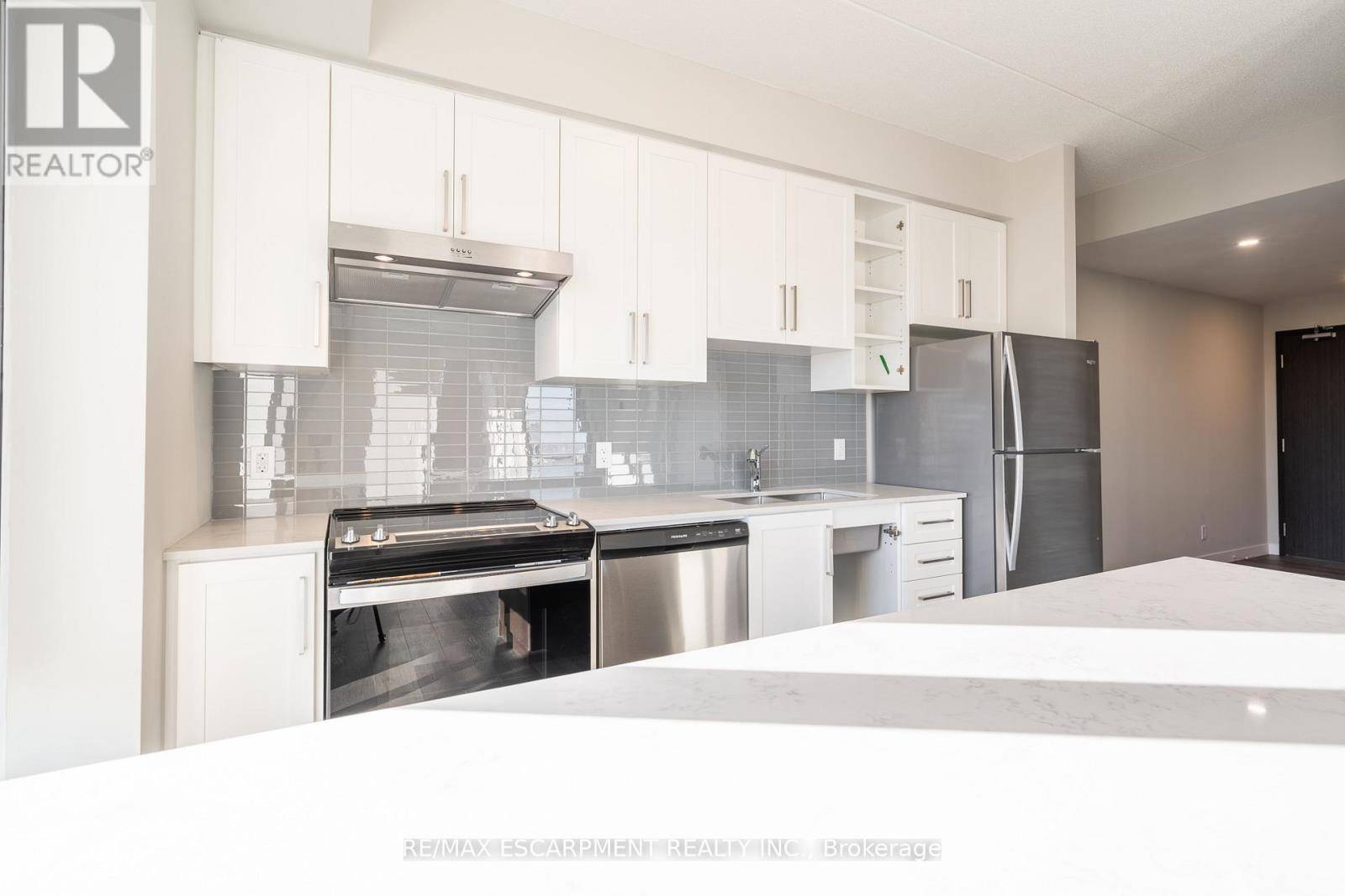 Hamilton (central), ON L8P0C6,15 QUEEN ST South #2014