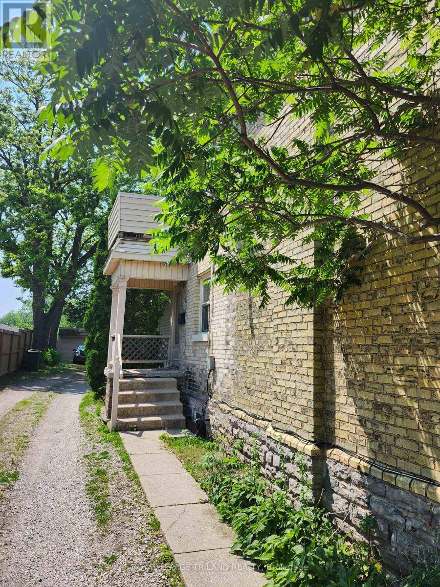 St. Thomas, ON N5R3W5,92 MOORE STREET N