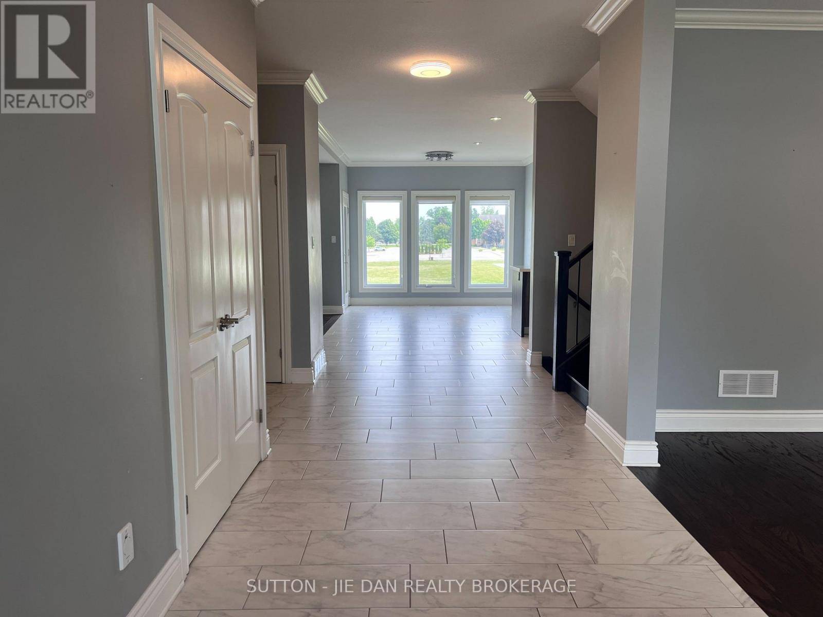 London North (north D), ON N5X0G5,1565 SANDRIDGE AVENUE