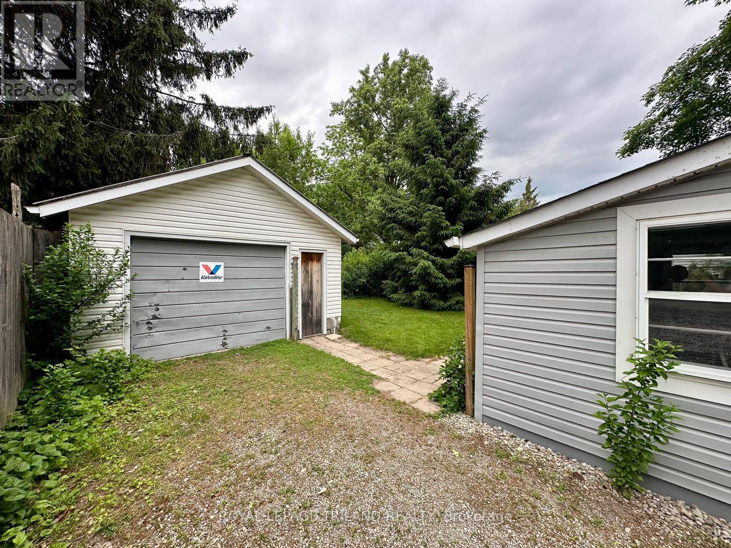 Strathroy Caradoc (ne), ON N7G1T3,173 CENTRE STREET E