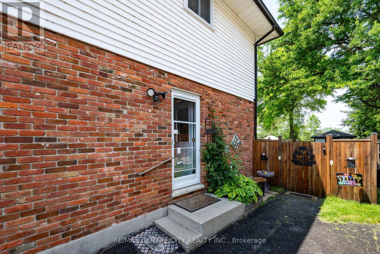 London East (east H), ON N5V3G7,150 CULVER CRESCENT