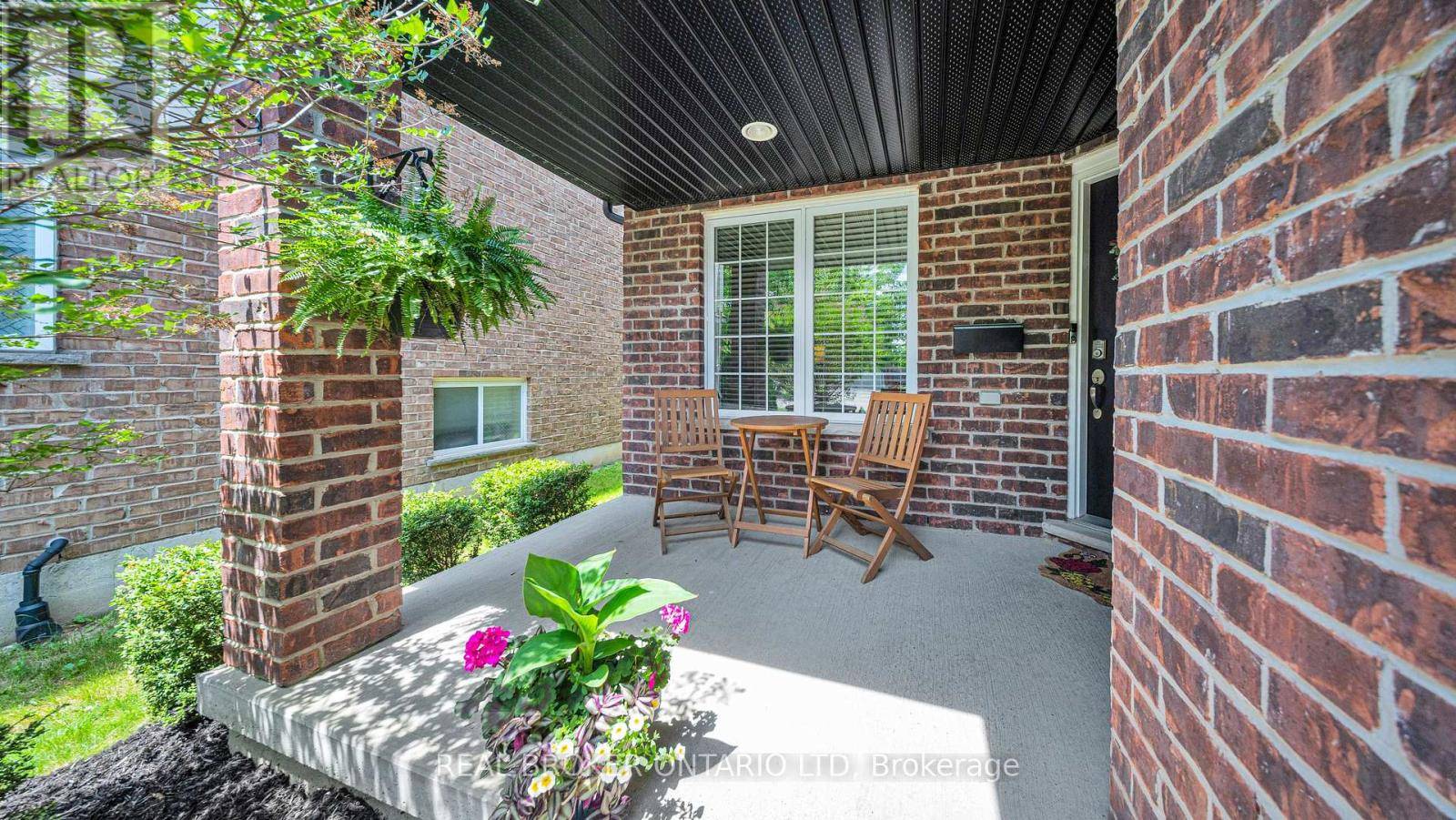 London East (east G), ON N5Y0A2,208 MCMAHEN STREET