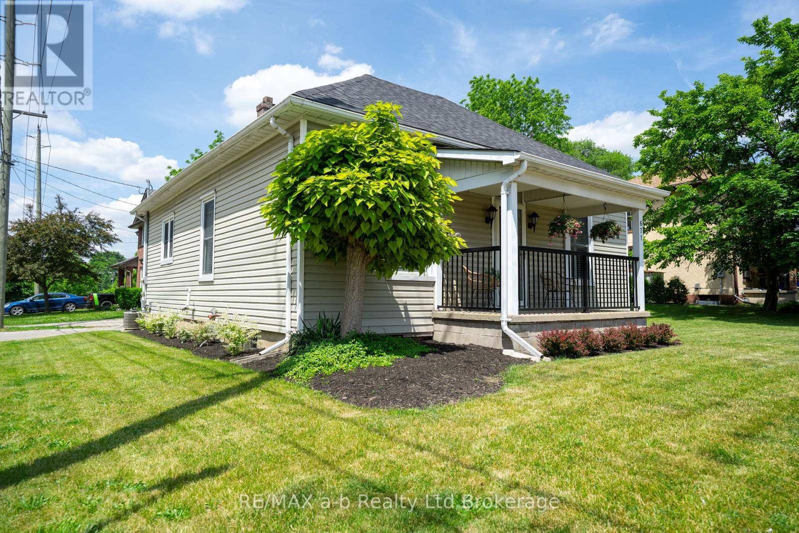 Woodstock (woodstock - South), ON N4S1Y2,671 HENRY STREET