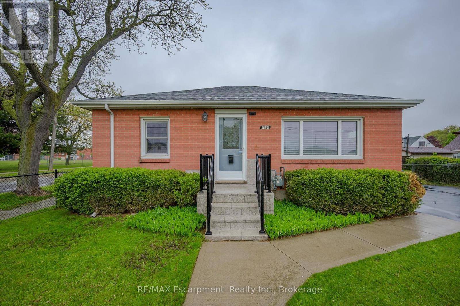 Hamilton (mcquesten), ON L8H2L5,444 MELVIN AVENUE