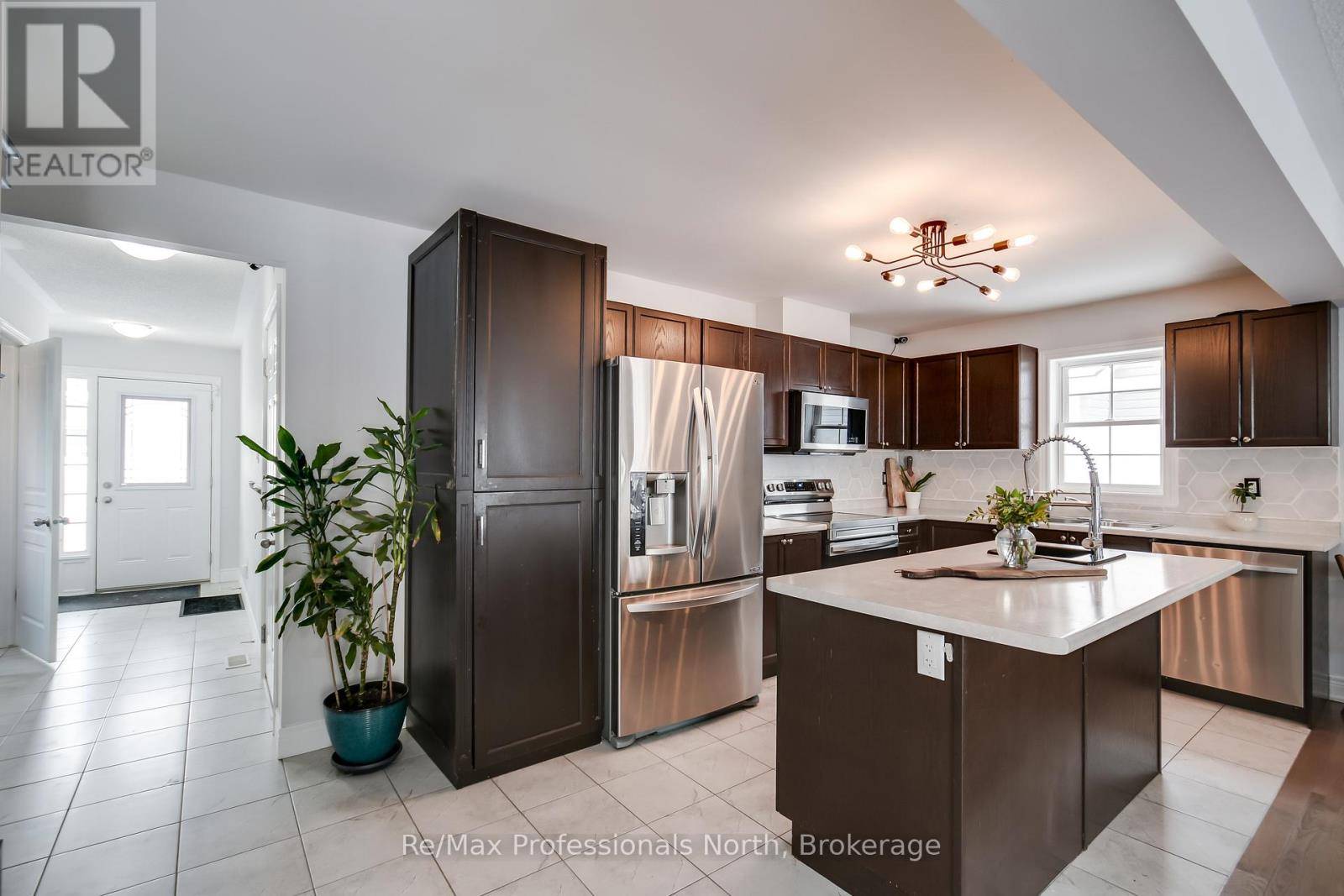Gravenhurst (muskoka (s)), ON P1P1B1,230 PINE STREET