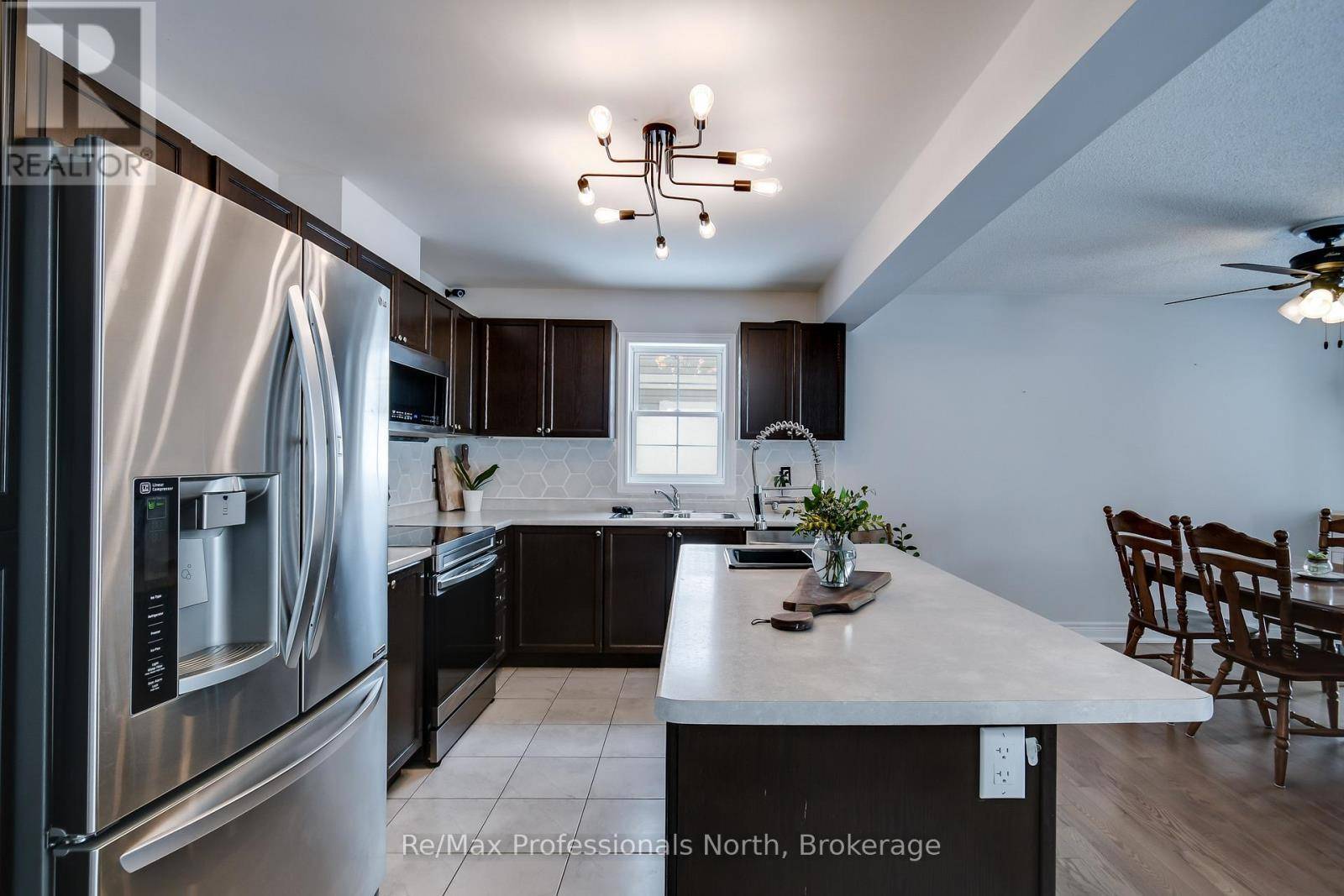 Gravenhurst (muskoka (s)), ON P1P1B1,230 PINE STREET