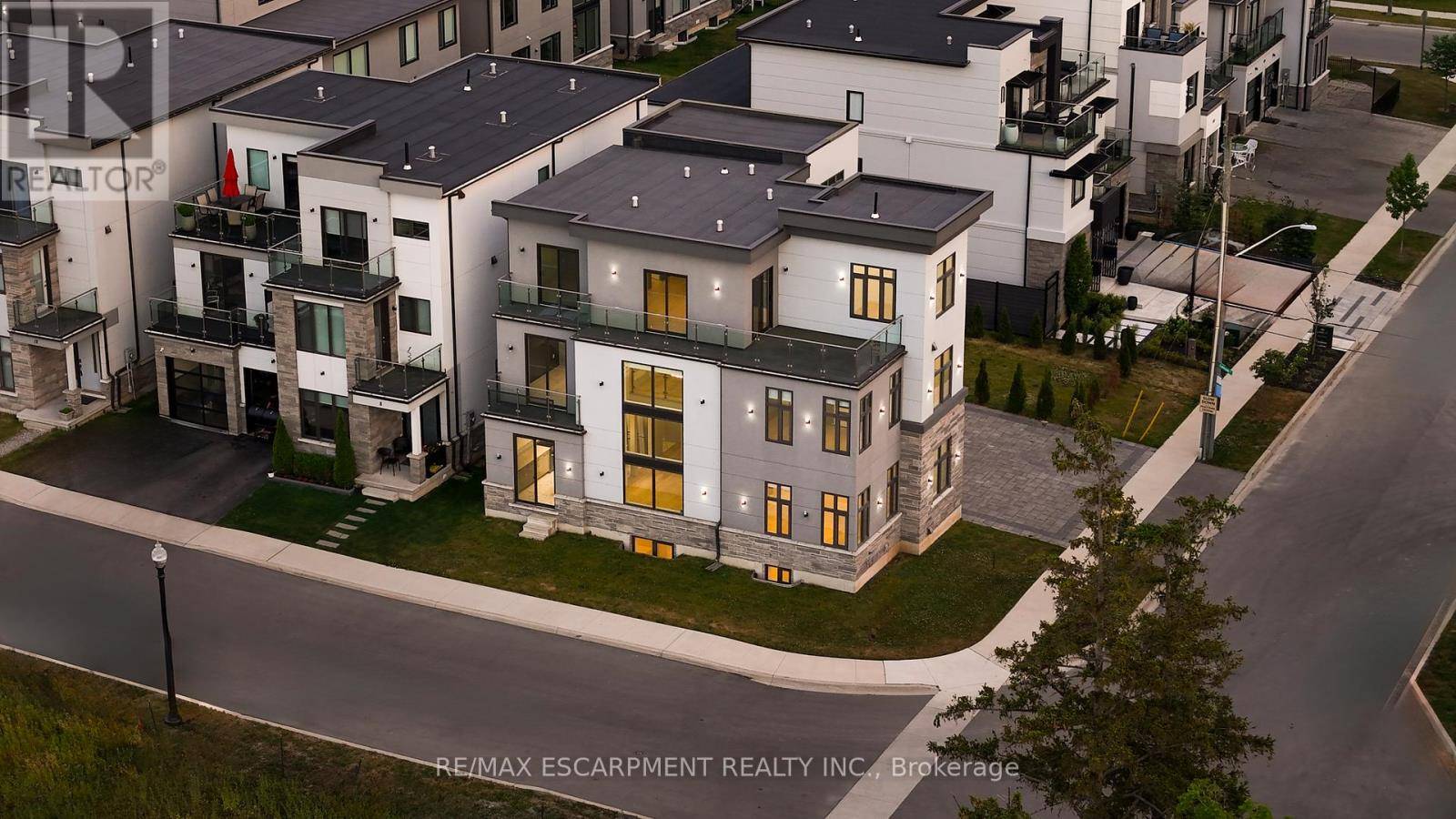 Hamilton (stoney Creek), ON L8E5C1,4 SUNROW GATE