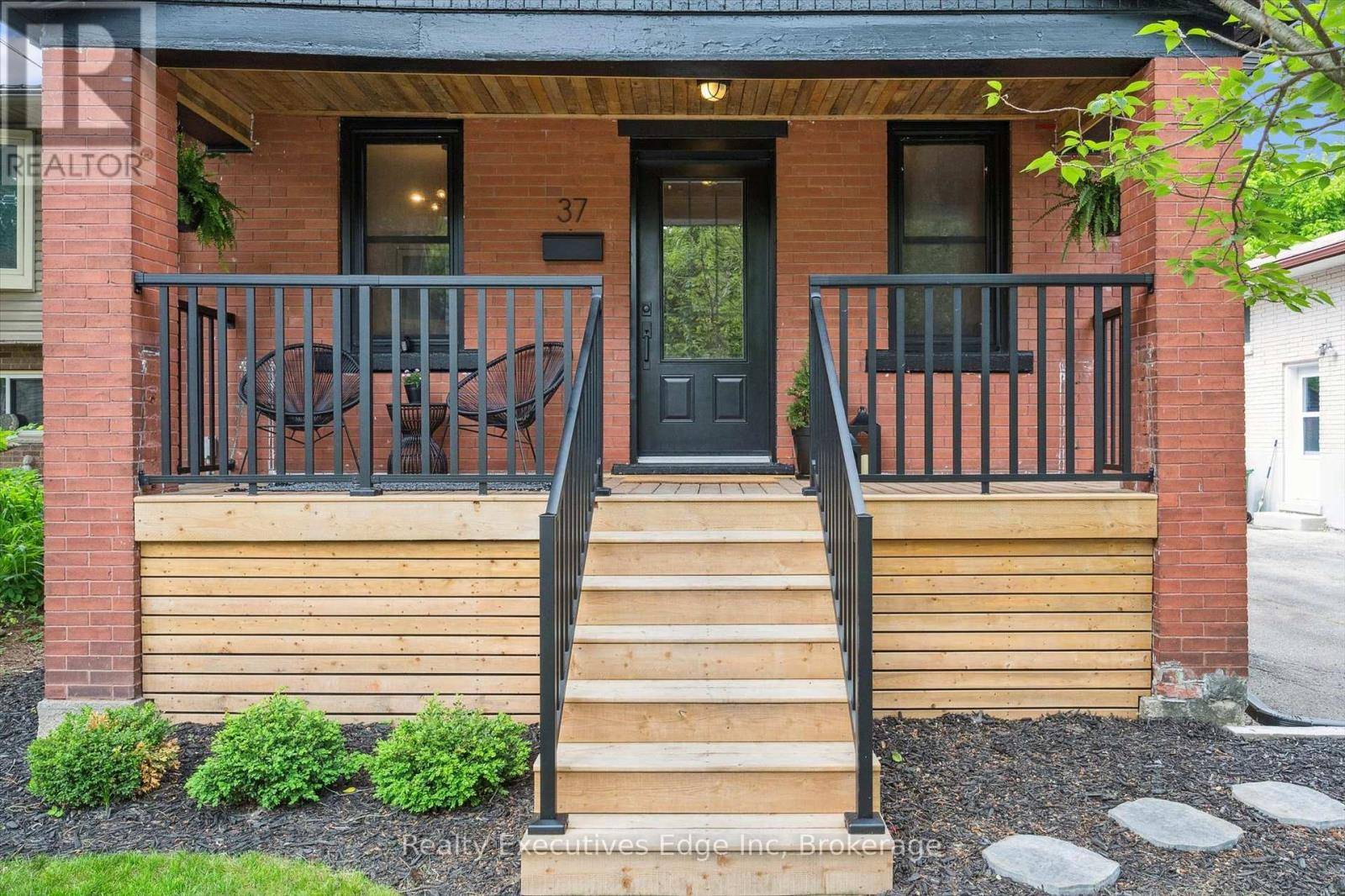 Guelph (st. Patrick's Ward), ON N1E5L3,37 HURON STREET