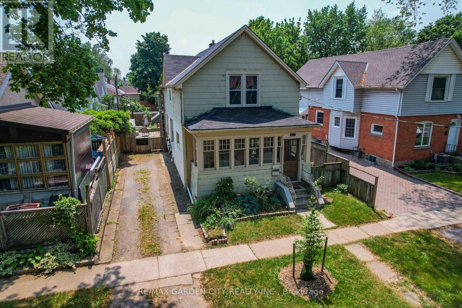 St. Catharines (downtown), ON L2R1W8,218 RUSSELL AVENUE S