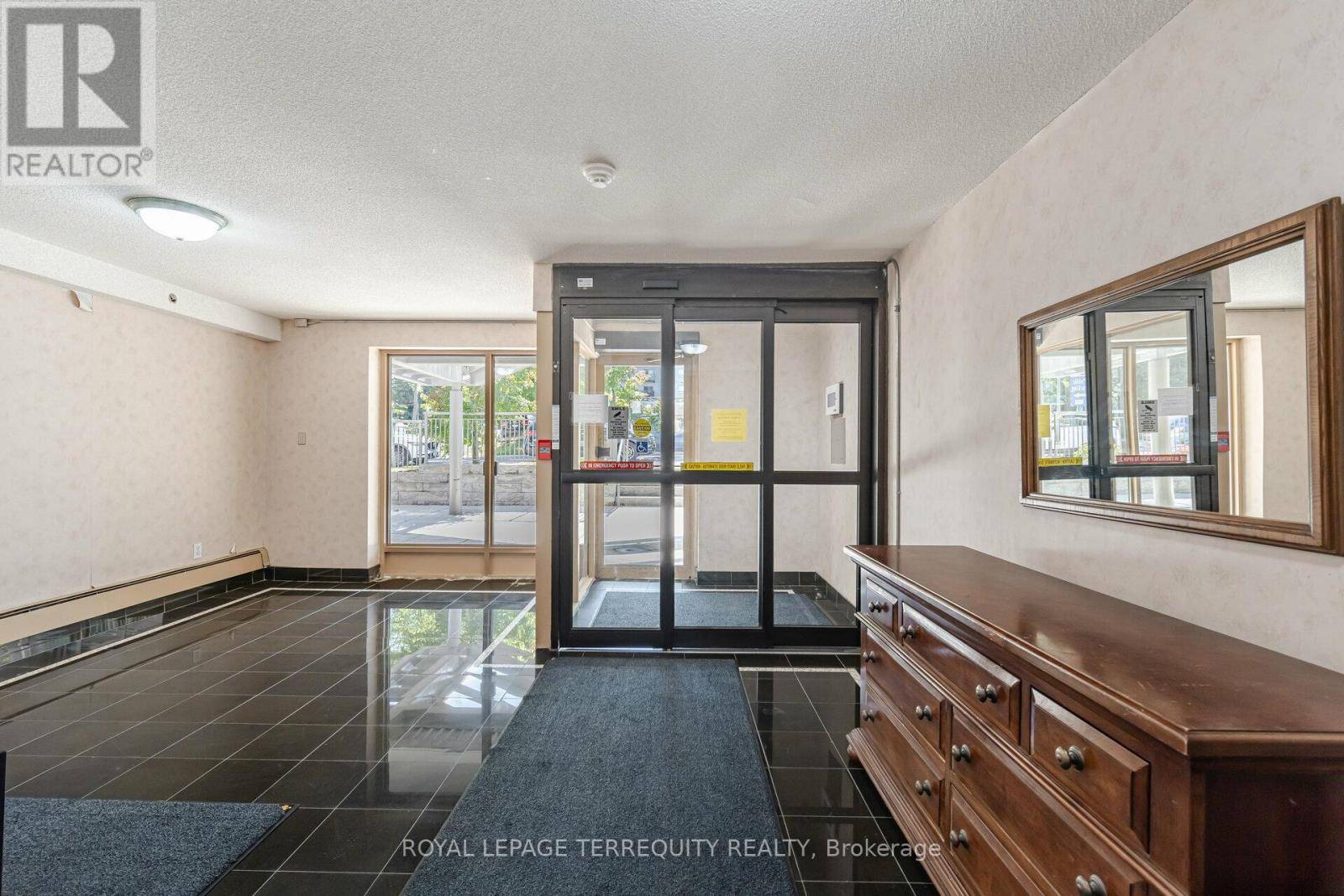 Hamilton (corktown), ON L8N1Y7,81 Charlton AVE East #101